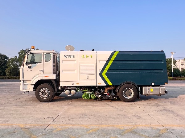 中国重汽湖北华威制造HOWO豪沃N系列18T洗扫车（海外版）
