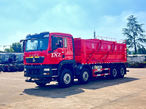 中国重汽HOWO豪沃重卡8X4压裂砂罐车｜华威驰乐牌SGZ5310TSGZZ6TX型压裂砂罐车