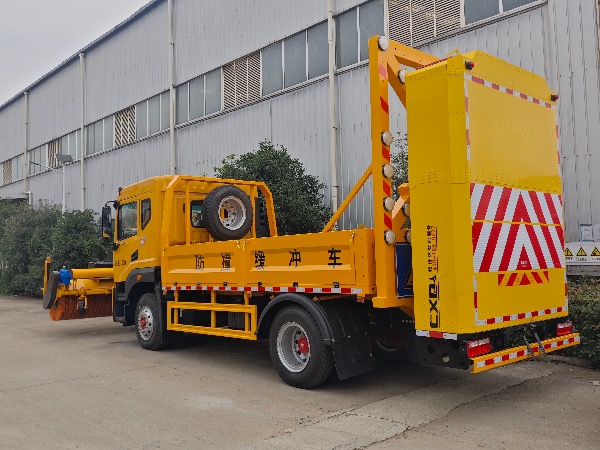 高速公路防撞缓冲车｜防撞车｜高速公路养护车｜除雪车｜扫雪车｜融雪剂撒布车