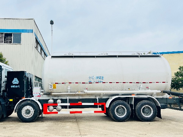 中国重汽-汕德卡 SGZ5311GFGZZBEV 型干粉砂浆运输车 ⚡ 纯电动 EV · 新能源 · 8×4纯电动粉粒物料运输车