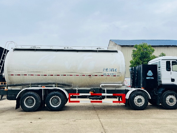 中国重汽-汕德卡 SGZ5311GFGZZBEV 型干粉砂浆运输车 ⚡ 纯电动 EV · 新能源 · 8×4纯电动粉粒物料运输车