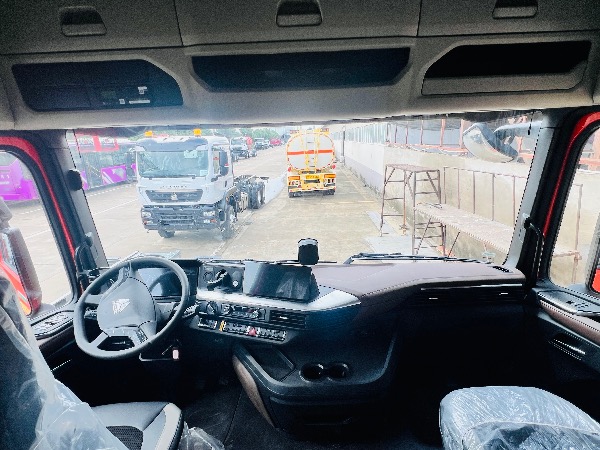 中国重汽 · 豪沃TS7系列重载型8x4纯电动EV新能源干粉罐车｜华威驰乐牌SGZ5310GFGZZBEV型纯电动粉粒物料运输车