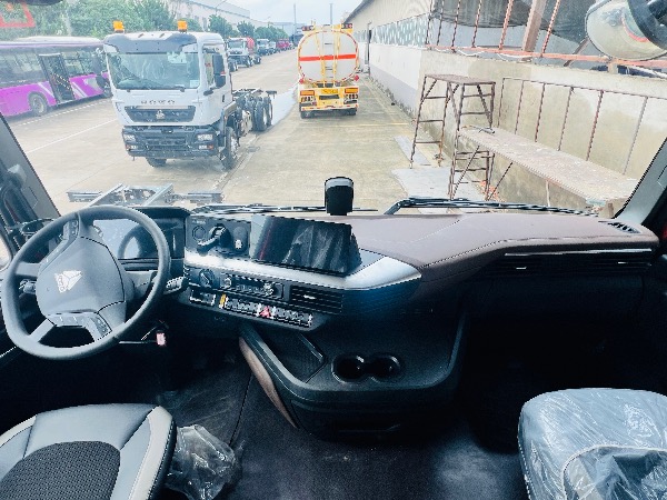 中国重汽 · 豪沃TS7系列重载型8x4纯电动EV新能源干粉罐车｜华威驰乐牌SGZ5310GFGZZBEV型纯电动粉粒物料运输车